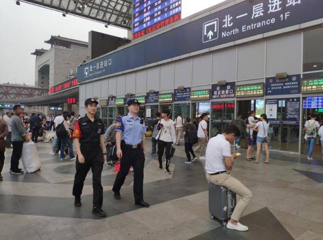 百名铁警端午节增援北京三大火车站维护站序保稳定