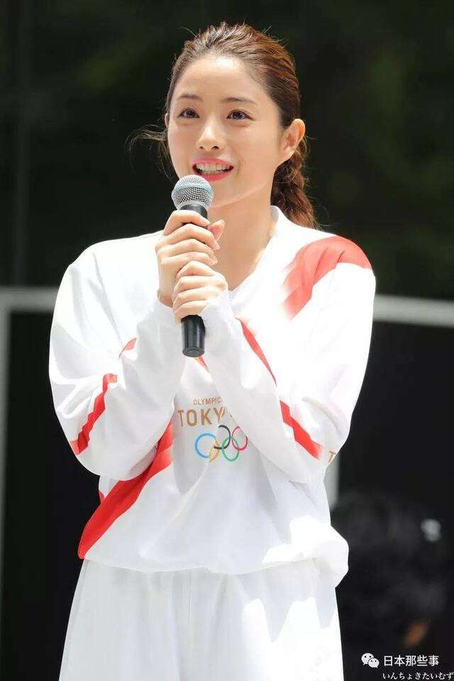 石原里美新剧造型出炉 过往穿搭引领时尚潮流