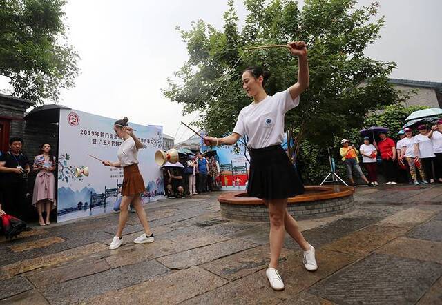 抖空竹跳房子前门街道“胡同运动会”玩起“老游戏”