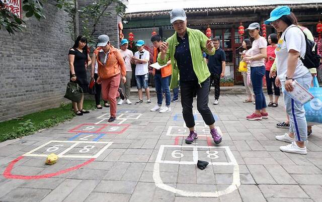 抖空竹跳房子前门街道“胡同运动会”玩起“老游戏”