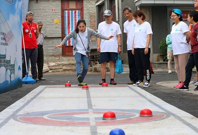 抖空竹跳房子前门街道“胡同运动会”玩起“老游戏”