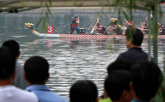 竞速什刹海西城区直机关第五届龙舟赛开赛