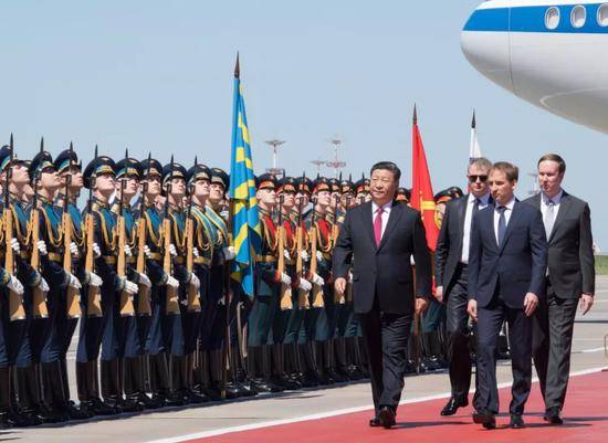 6月5日，国家主席习近平乘专机抵达莫斯科，开始对俄罗斯联邦进行国事访问。俄方为习近平主席在机场举行迎接仪式。习近平检阅俄罗斯三军仪仗队及分列式。新华社记者李学仁摄