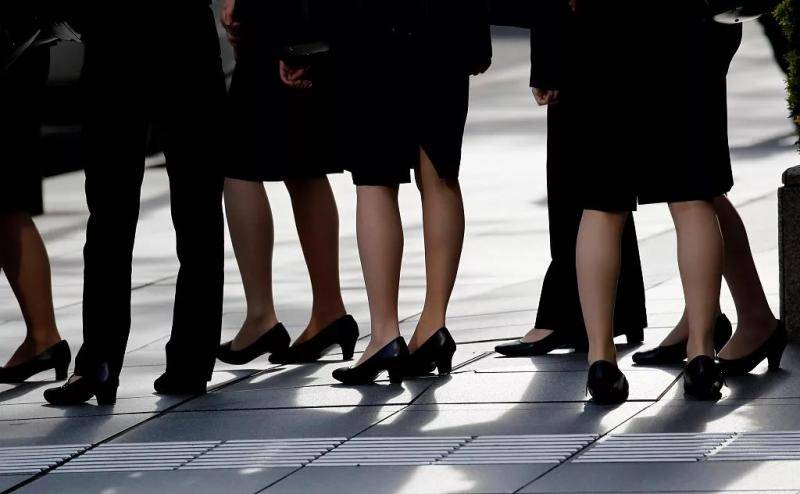 日本东京穿着高跟鞋的职业女性。/视觉中国