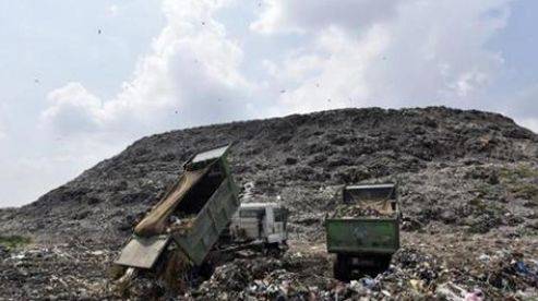▲新德里的“垃圾山”（图源：印度斯坦时报）