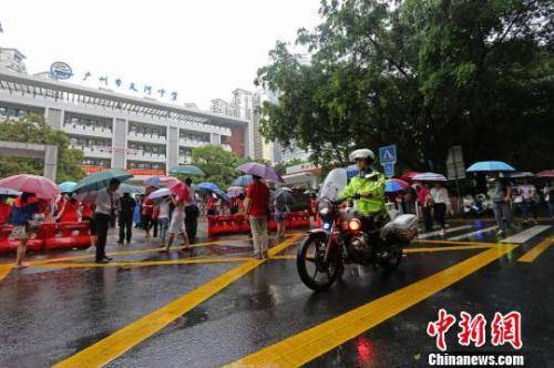  2018年广州高考期间有降雨，广州交警为高考护航广州警方摄