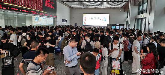 暴雨致沪昆铁路大面积晚点 乘客端午出行受阻