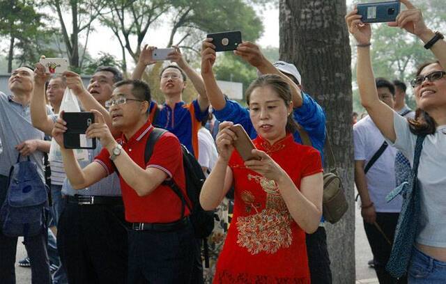 高考“幸运色”还是“中国红”组图