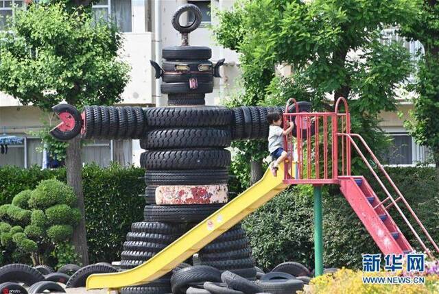 探访东京轮胎公园 8米高黑色“哥斯拉”引人注目
