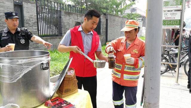 高考第一天，老字号为考生准备绿豆汤