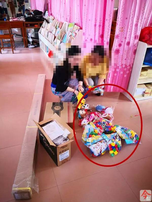 鹿寨镇俄洲幼儿园内，工作人员向记者展示获该县教育局用21200元奖贴资金采购的便携式投影仪及部分玩具，其中红圈中的玩具总价为6000多元。今报记者岑琴摄
