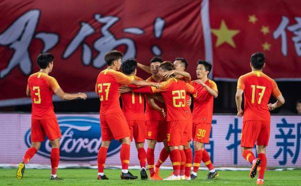 中国男足在进球后庆祝。