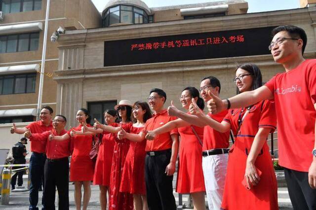 旗开得胜！北京家长老师穿红色唐装、旗袍送考