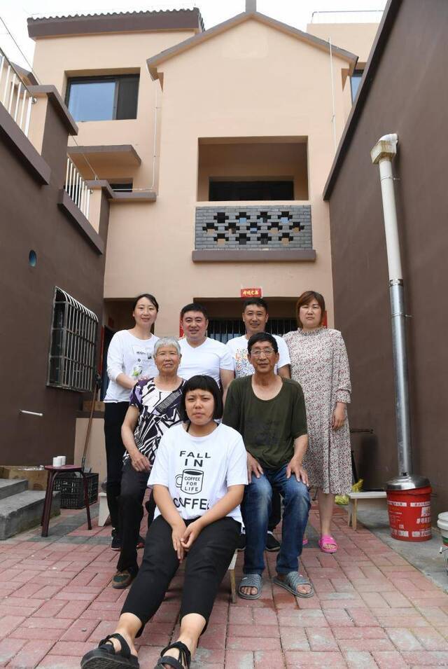 晋察冀边区政府旧址：坍塌的窑洞下，村民正搬入新居