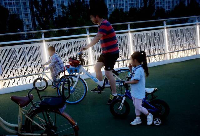 自行车专用路常出没“环法高手”夜间又成“练车场”