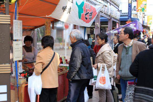 日本东京的“巢鸭地藏通商店街”。因其主顾都是老年人，被称为“老人街”。（新华社）