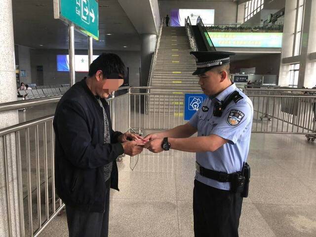 旅客购票时不慎遗失现金 铁警及时帮助找回救命钱