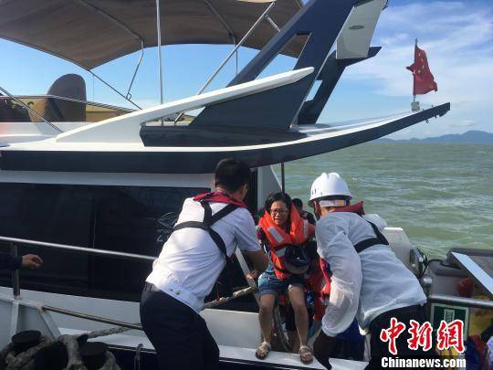 一快艇珠江口遇险海事部门救起全部12人广东海事局供图