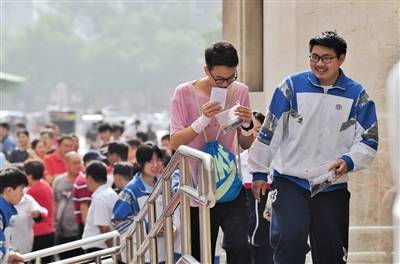 昨日，陈经纶中学（本部），考生步入考场。新京报记者李木易摄