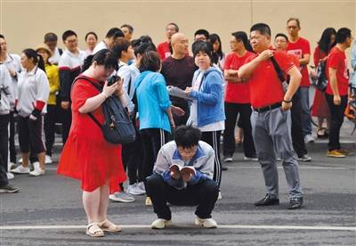 陈经纶中学（本部），一名考生正利用考前最后时间复习。新京报记者李木易摄