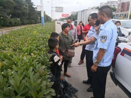 （图民警在路边遇到了哭泣的小兄弟俩）