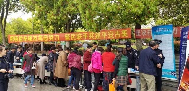 联审居村“两委”候选人7000余人次，上海这个区下大力气铲除黑恶势力滋生土壤