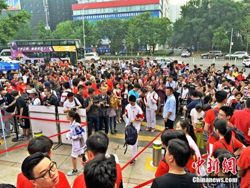  6月7日上午，北京市人大附中考点外，考生陆续进场。中新网杨雨奇摄