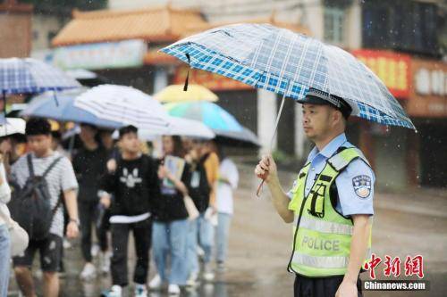  6月7日，2019年高考首日，地处广西北部山区的融安县出现强降雨过程，考生风雨中奔赴考场，参加高考。谭凯兴摄