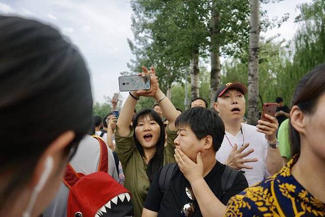 2019年高考结束考生们走出场组图