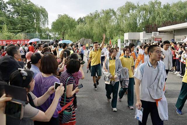 2019年高考结束考生们走出场组图