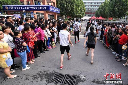 这两天：6月7日，山西太原，高考考生陆续进入考场。武俊杰摄