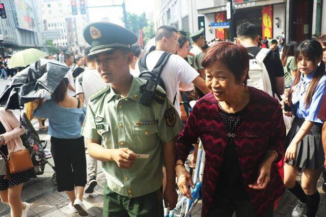 加强重点区域客流疏导和反恐备勤，上海武警节日无休护航端午假期