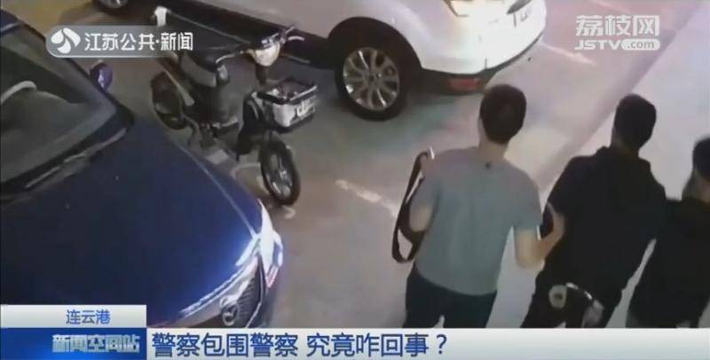 民警将嫌疑人押出银行 出门却被另一路警察包围