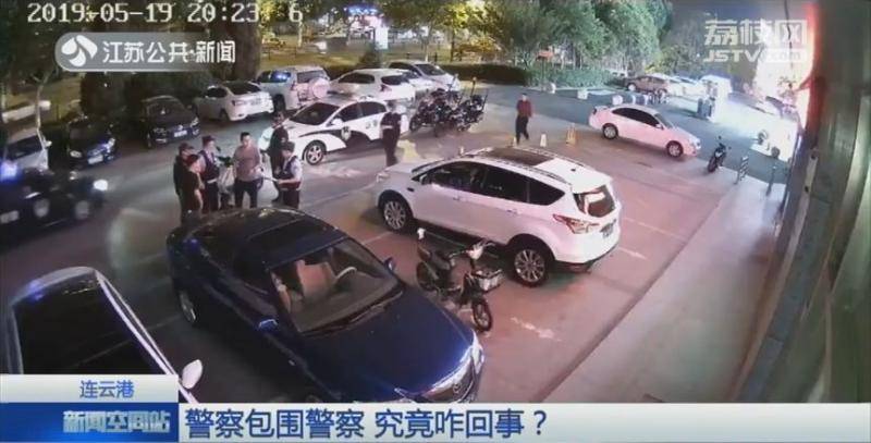 民警将嫌疑人押出银行 出门却被另一路警察包围