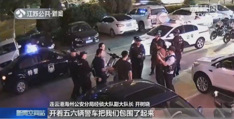 民警将嫌疑人押出银行 出门却被另一路警察包围