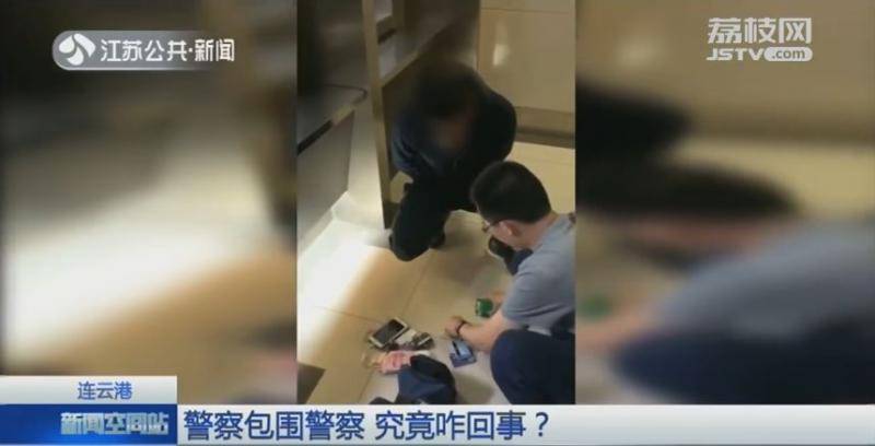 民警将嫌疑人押出银行 出门却被另一路警察包围