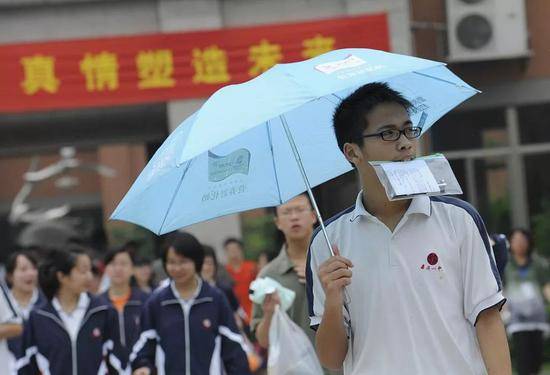 ▲2009年6月9日，浙江省2009年高考结束，学生收拾行李准备离校。图片来自视觉中国