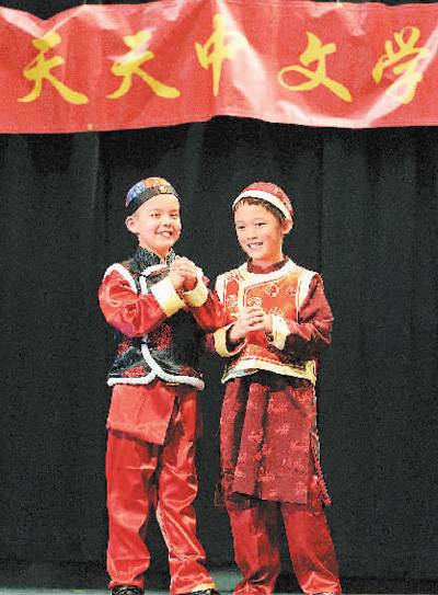 华侨华人的孩子在加拿大渥太华天天中文学校表演节目。中国驻加拿大使馆网站