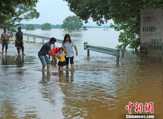  6月7日-8日，江西泰和县大部分乡镇遭遇特大暴雨侵袭，导致农田受淹、农房进水，道路中断，群众被困。邓和平摄