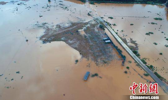  6月8日，无人机航拍江西省吉安市泰和县石山乡上居村、洲下村，农田受淹、道路中断，一片泽国。邓和平摄