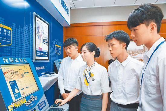 银行工作人员向台生介绍大陆网银体验设备（来源：台湾“中时电子报”）