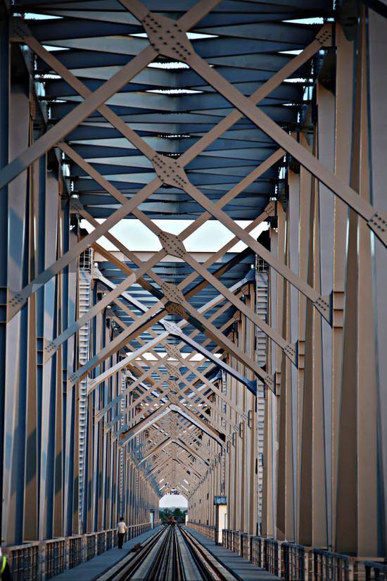 ▲中俄首座跨黑龙江铁路桥同江大桥。（6月4日摄）本报记者谢锐佳摄