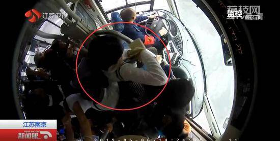 公交司机一路被乘客责骂 小女孩一个动作让他泪奔
