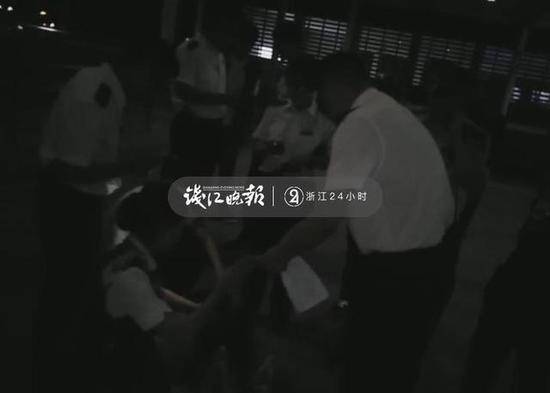 男子坐高铁中途下车散步 装50多万元的包随车开走