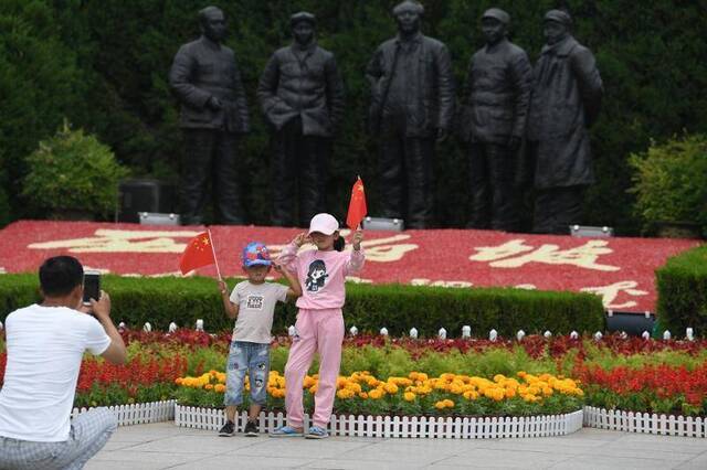 革命圣地西柏坡，端午节人流如织