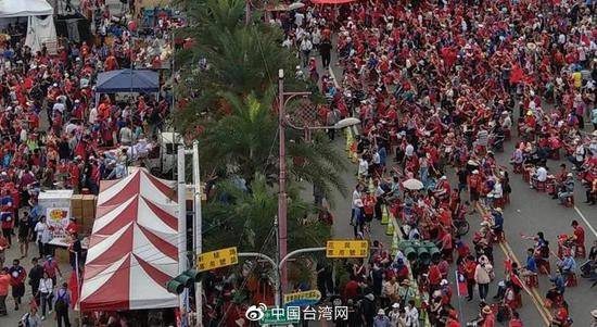 韩粉花莲场造势人潮已漫流至附近街道。（图片来自：台媒）