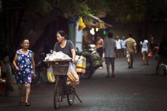 越南女模特在戛纳穿大尺度礼服 回国面临重罚(图)