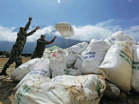 5月27日，尼泊尔清洁队从珠峰清理出了10吨垃圾。图/IC