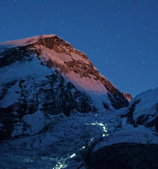 5月22日凌晨3点，两支队伍行进在昆布冰山里，他们准备在太阳还没照到冰川前通过这片危险的区域。摄影/Rocker
