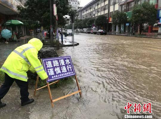 图为交警在摆放安全通行提示牌。钟欣摄